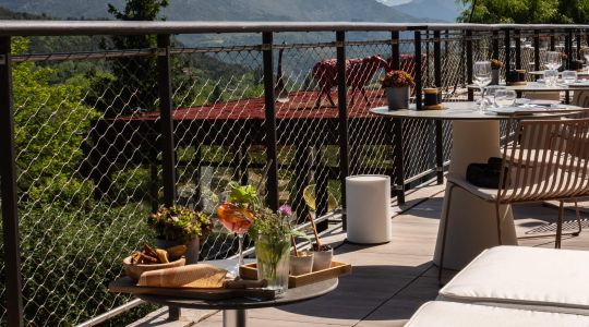 Apéritif sur la terrasse avec vue sur les montagnes