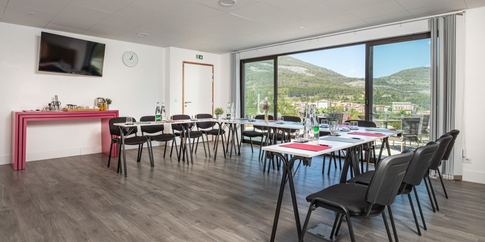 Salle de séminaires lumineuse avec vue sur les montagnes du Verdon