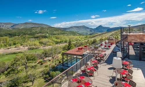 Terrasse du restaurant vue sur les montagnes