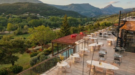 Terrasse de l'hôtel avec vue sur les montagnes au coucher du soleil