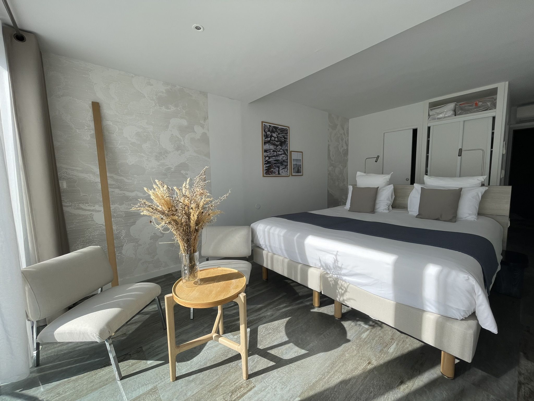 Chambre supérieure Lilas lumineuse avec lit double et coin détente