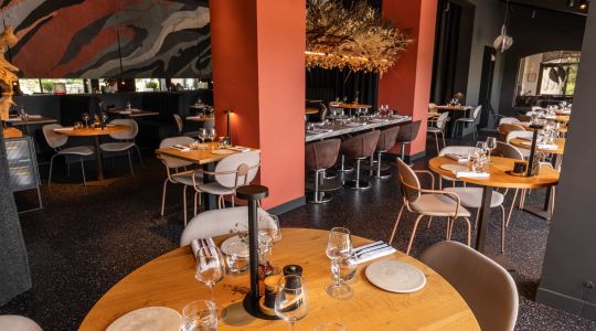 Salle principale du restaurant avant le service du soir